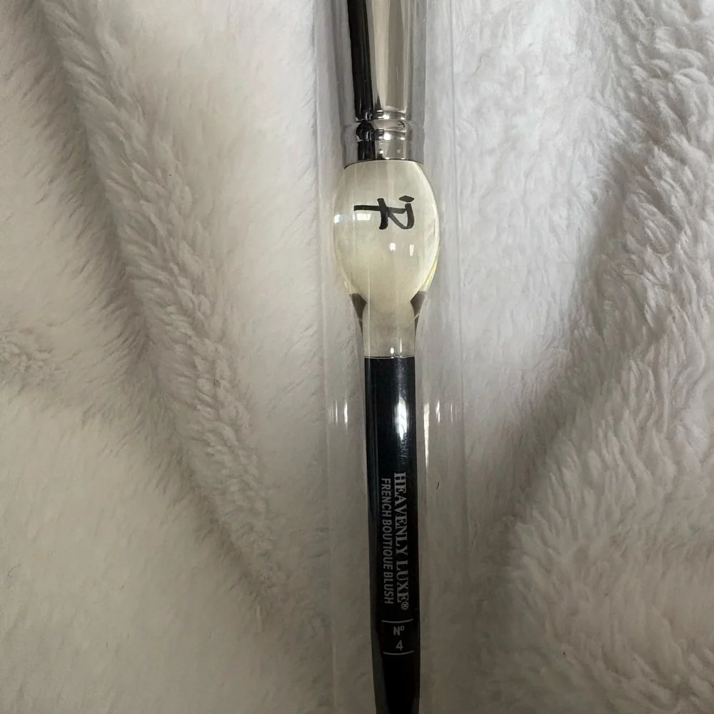 IT COSMETICS HEAVENLY LUXE FRENCH BOUTIQUE #4 ULTRA SOFT BLUSH BRUSH SEALED!!! - Picture 3 of 3